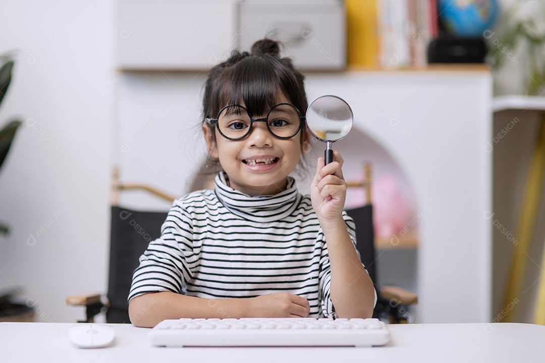 linda jovem estudante mostrando a lupa