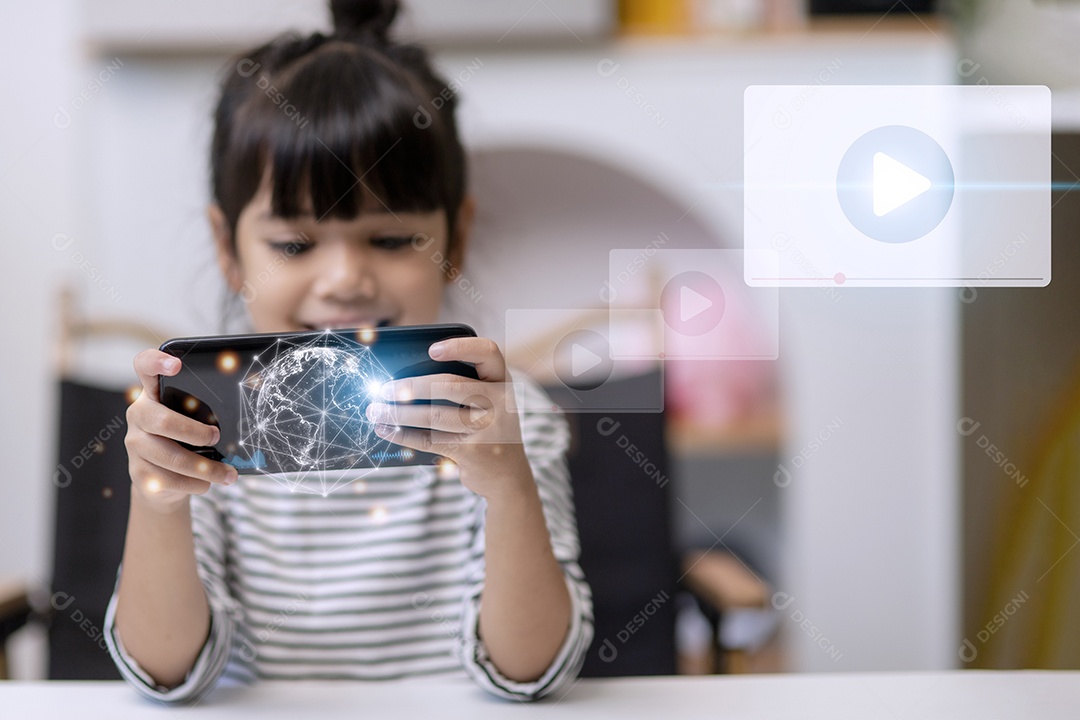 Menina asiática assistindo telas de holograma. Conteúdos digitais.
