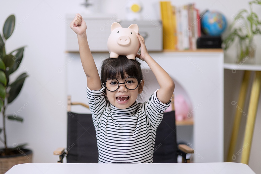 Menina asiática economizando dinheiro em um cofrinho, aprendendo