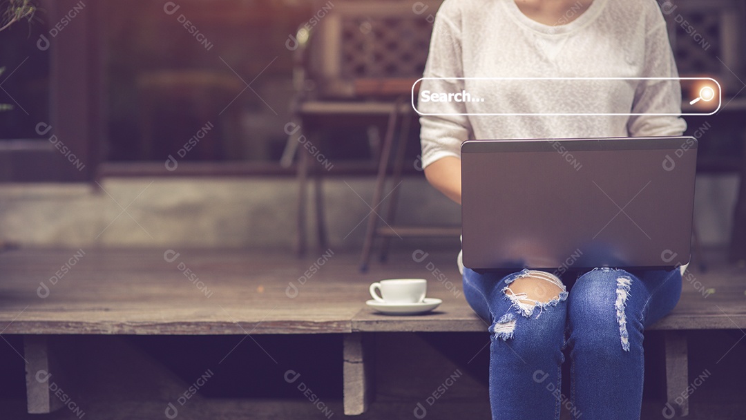 Mão de pessoas usando laptop ou computador procurando informações