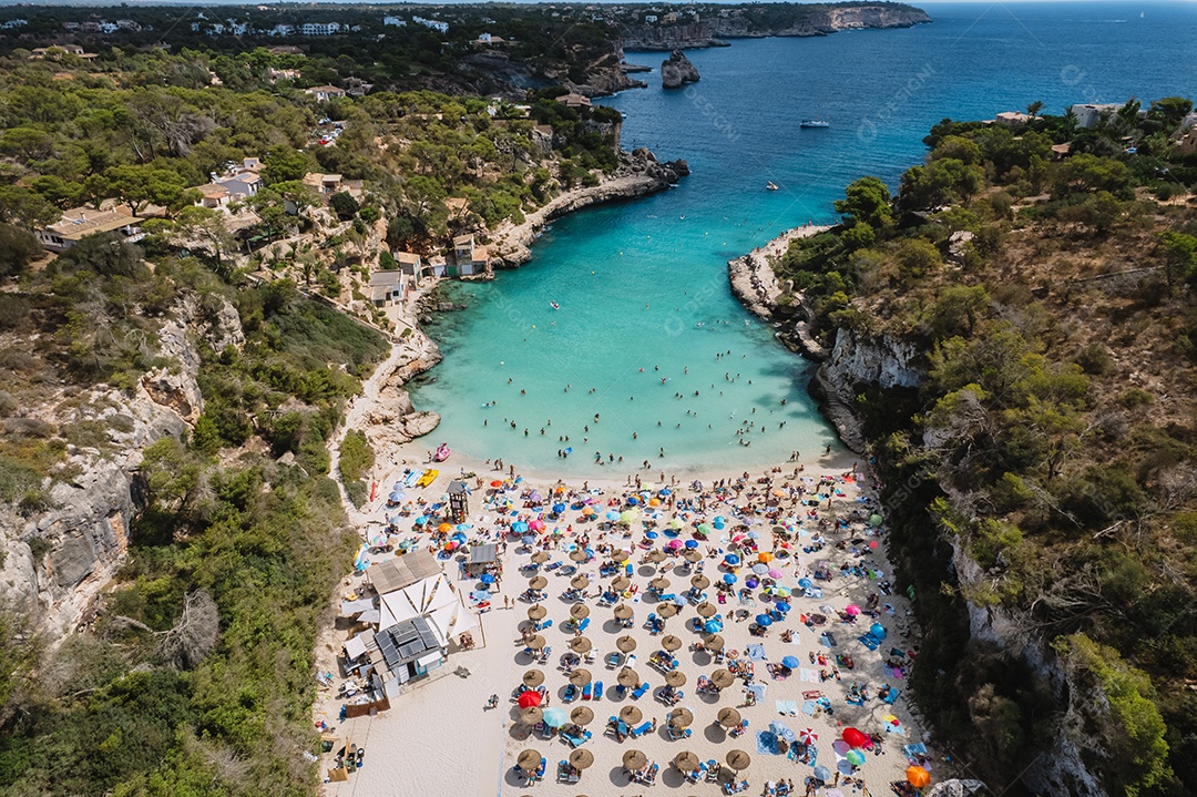 Vista aérea de Cala Llombards, ilha de Maiorca, Espanha.