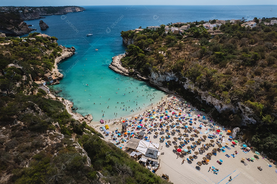 Vista aérea de Cala Llombards, ilha de Maiorca, Espanha.