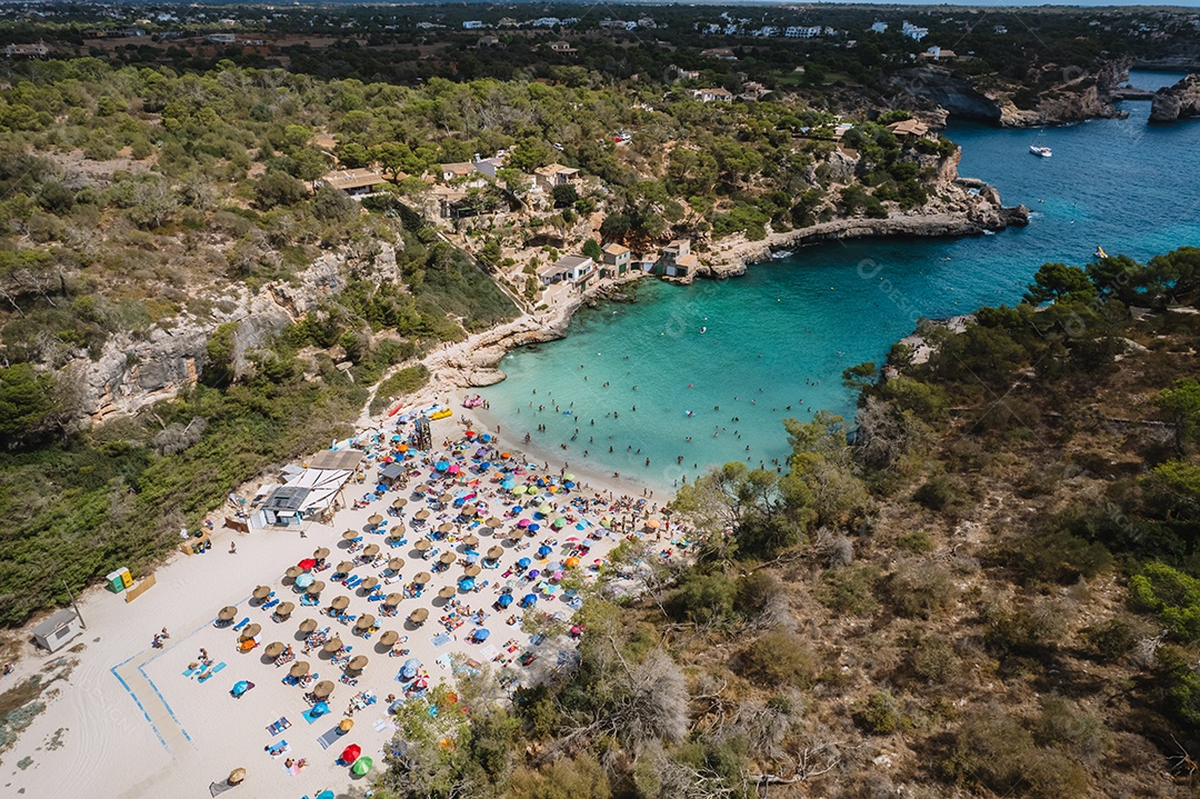 Vista aérea de Cala Llombards, ilha de Maiorca, Espanha.