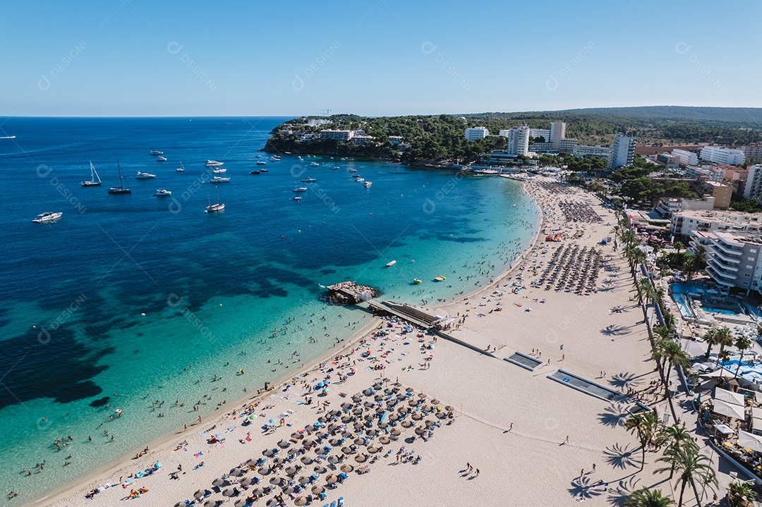 Vista aérea sobre uma praia em Palma de Mallorca, Illes Balears, Espanha.