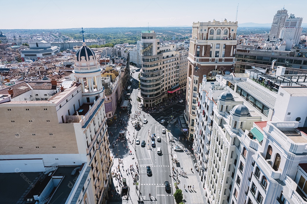 Vista aérea de Madrid, Espanha. Paisagem urbana do centro com a rua Gran Via.