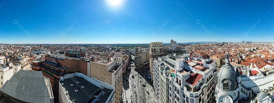 Vista panorâmica aérea de Madrid, Espanha. Paisagem urbana do centro com a rua Gran Via.