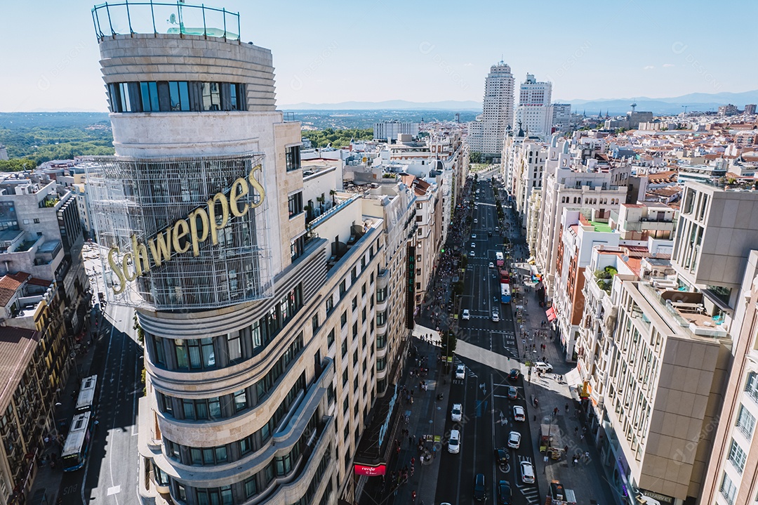 Vista aérea de Madrid, Espanha. Paisagem urbana do centro com a rua Gran Via.