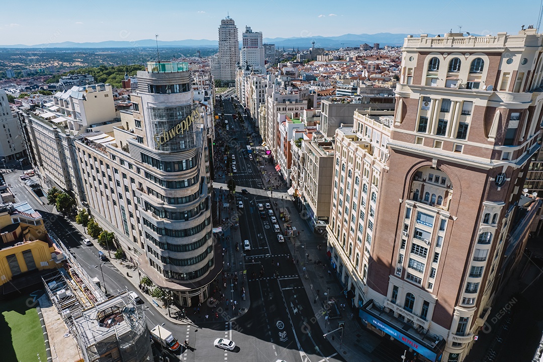 Vista aérea de Madrid, Espanha. Paisagem urbana do centro com a rua Gran Via.