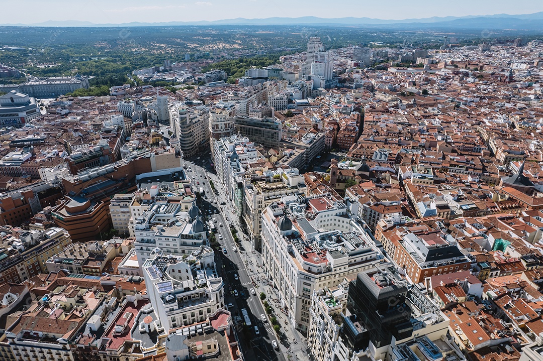 Vista aérea de Madrid, Espanha. Paisagem urbana do centro com a rua Gran Via.