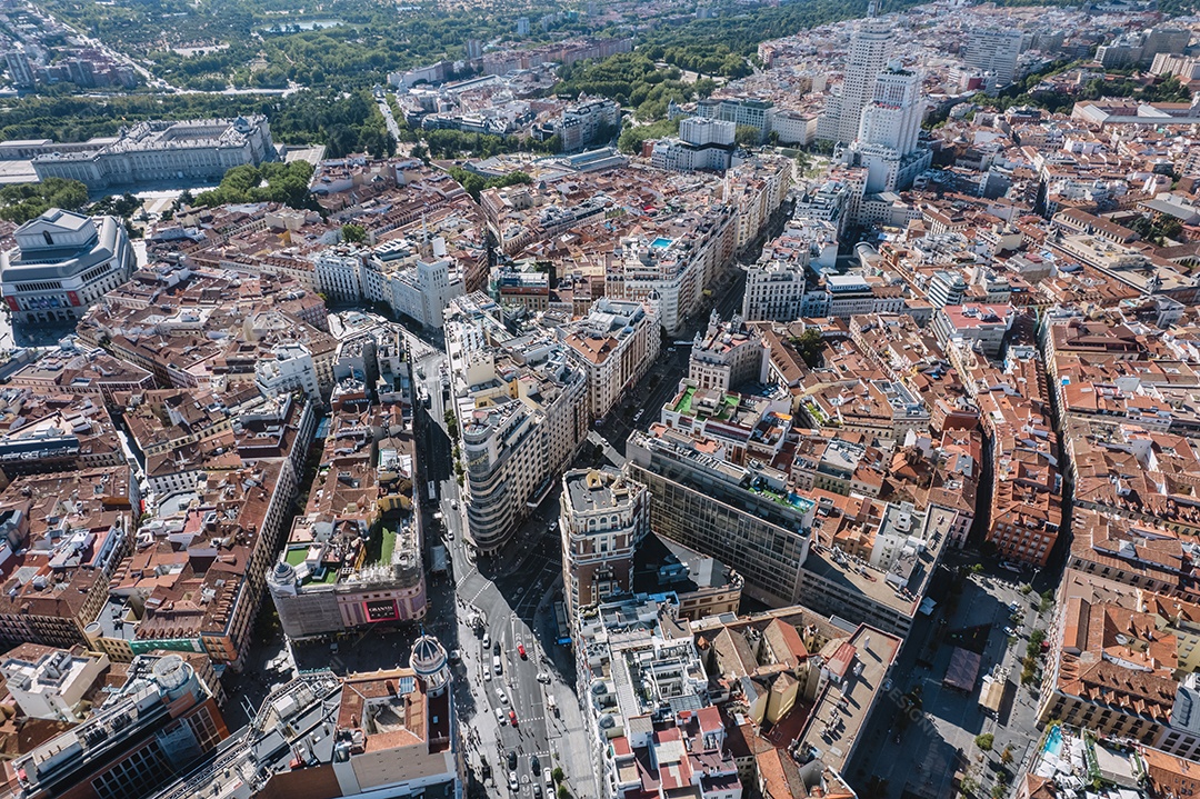 Vista aérea de Madrid, Espanha. Paisagem urbana do centro com a rua Gran Via.