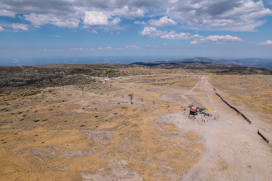 Vista aérea de um teleférico na Serra da Estrela, Portugal. Cadeira