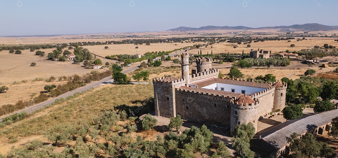Vista aérea de um castelo medieval com ameias e abóbadas.