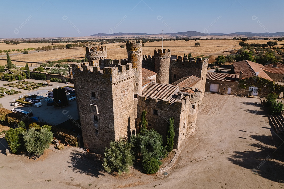 Vista aérea de um castelo medieval com ameias e abóbadas.