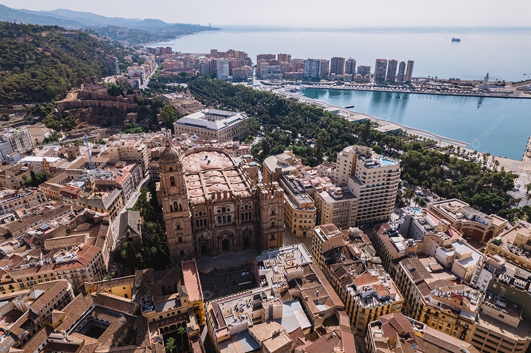 Vista aérea da fachada da Catedral de Málaga com vista panorâmica da cidade. Espanha.