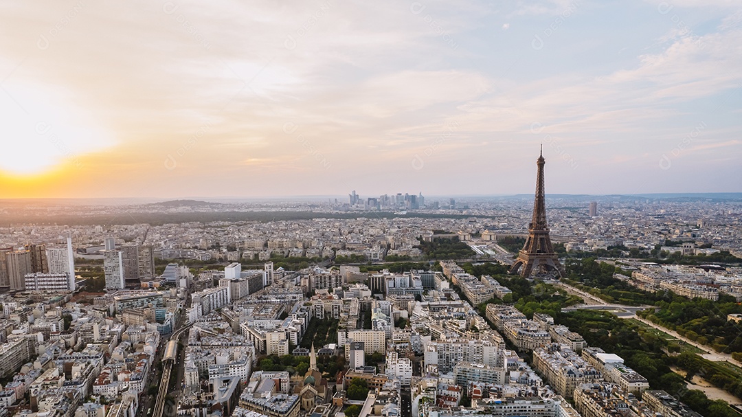 Vista aérea da Torre Eiffel e do Rio Sena, atrações da cidade de Paris, França.