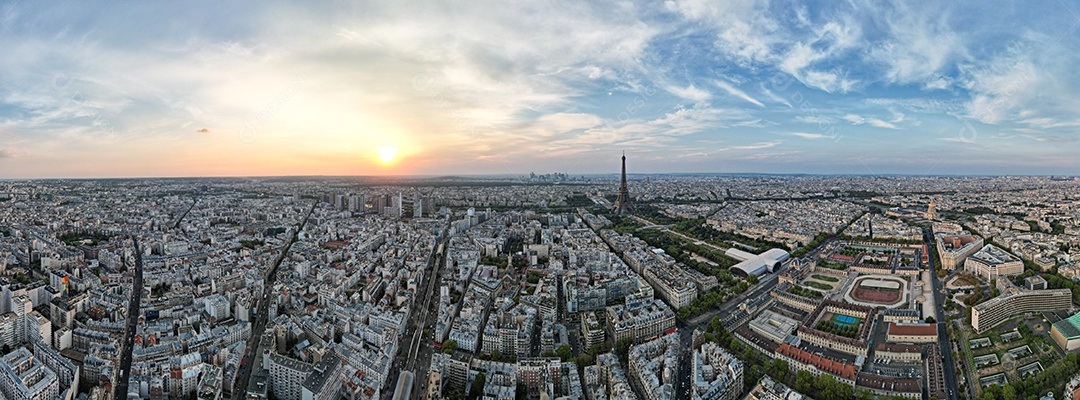 Vista panorâmica aérea da Torre Eiffel e do Rio Sena, atrações da cidade de Paris, França.
