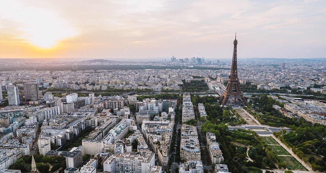 Vista panorâmica aérea da Torre Eiffel e do Rio Sena, atrações da cidade de Paris, França.