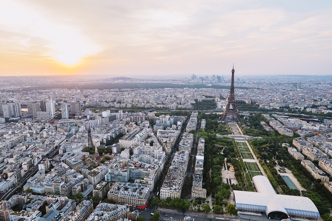 Vista panorâmica aérea da Torre Eiffel e do Rio Sena, atrações da cidade de Paris, França.
