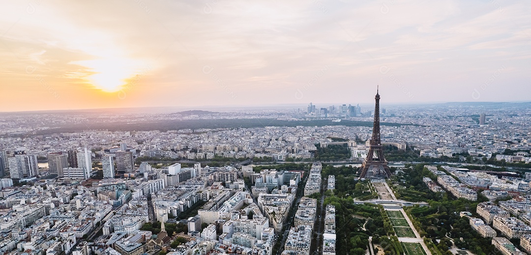 Vista panorâmica aérea da Torre Eiffel e do Rio Sena, atrações da cidade de Paris, França.