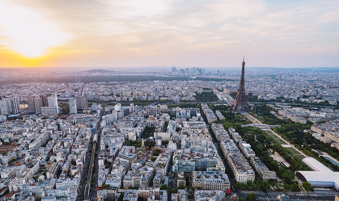 Vista panorâmica aérea da Torre Eiffel e do Rio Sena, atrações da cidade de Paris, França.