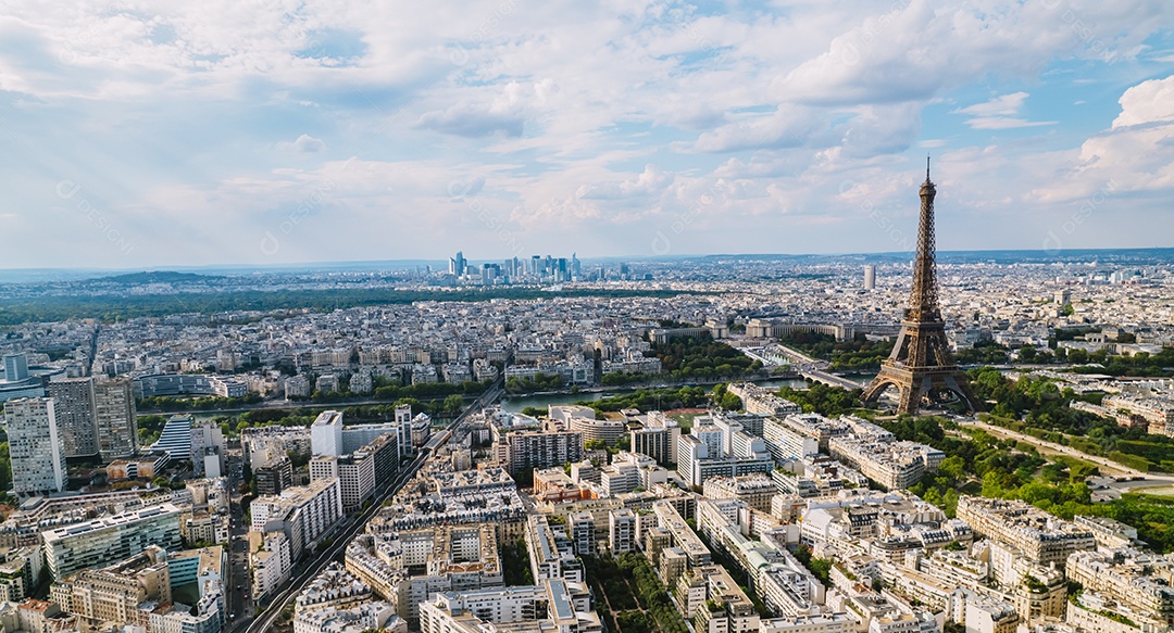 Vista panorâmica aérea da Torre Eiffel e do Rio Sena, atrações da cidade de Paris, França.