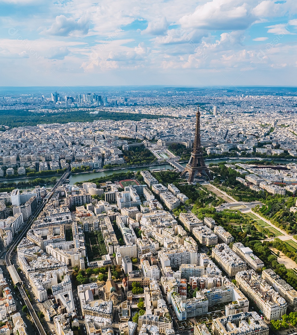 Vista panorâmica aérea da Torre Eiffel e do Rio Sena, atrações da cidade de Paris, França.