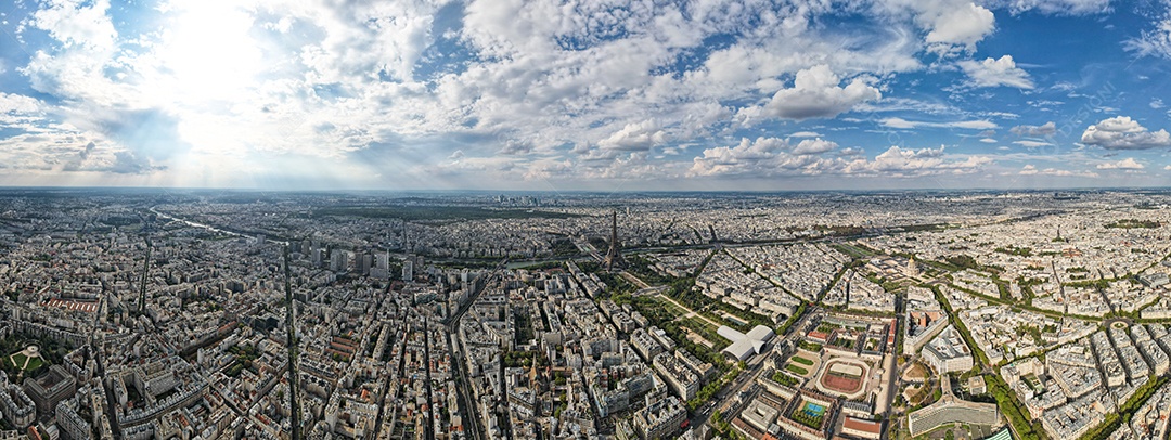Vista panorâmica aérea da Torre Eiffel e do Rio Sena, atrações da cidade de Paris, França.