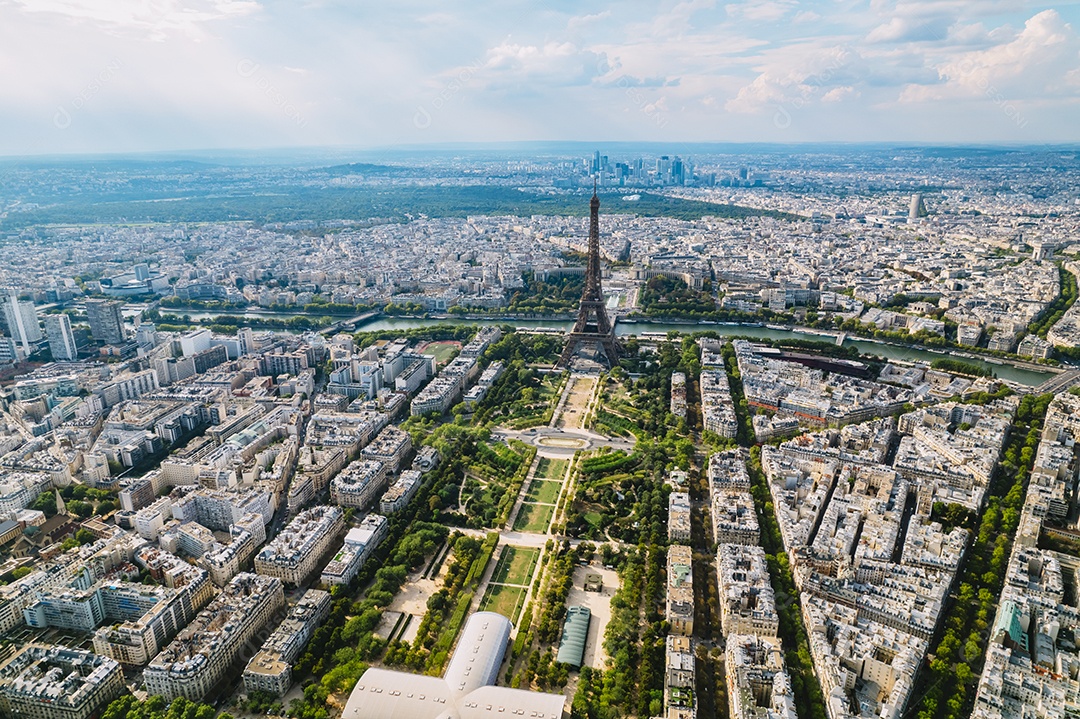 Vista panorâmica aérea da Torre Eiffel e do Rio Sena, atrações da cidade de Paris, França.