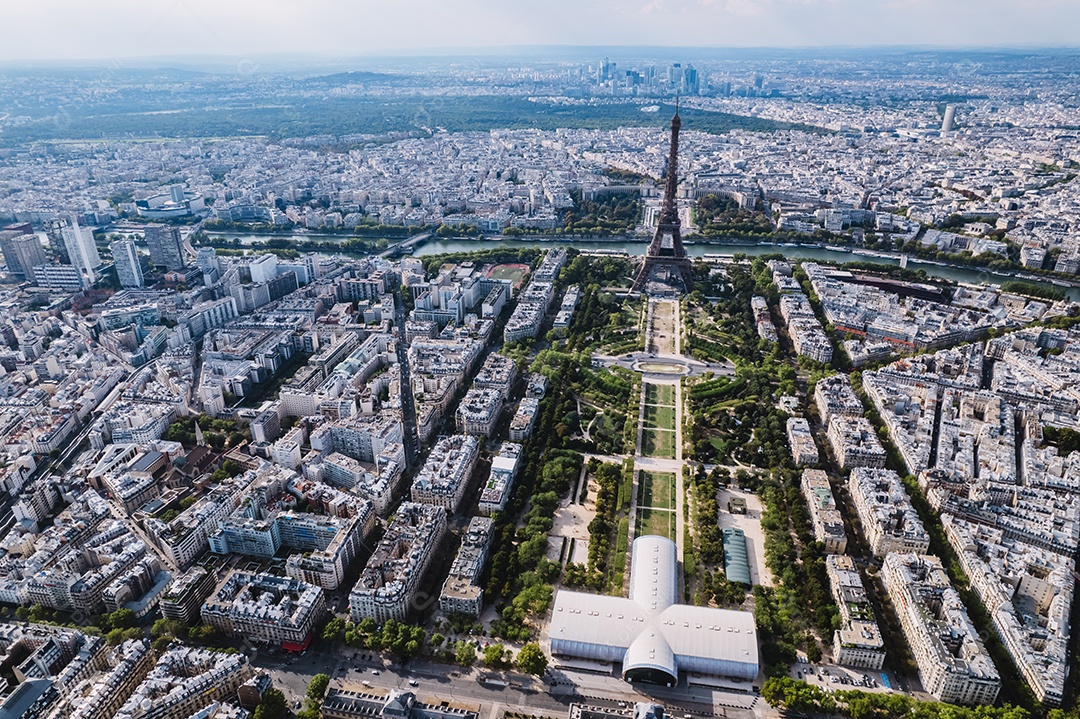 Vista panorâmica aérea da Torre Eiffel e do Rio Sena, atrações da cidade de Paris, França.