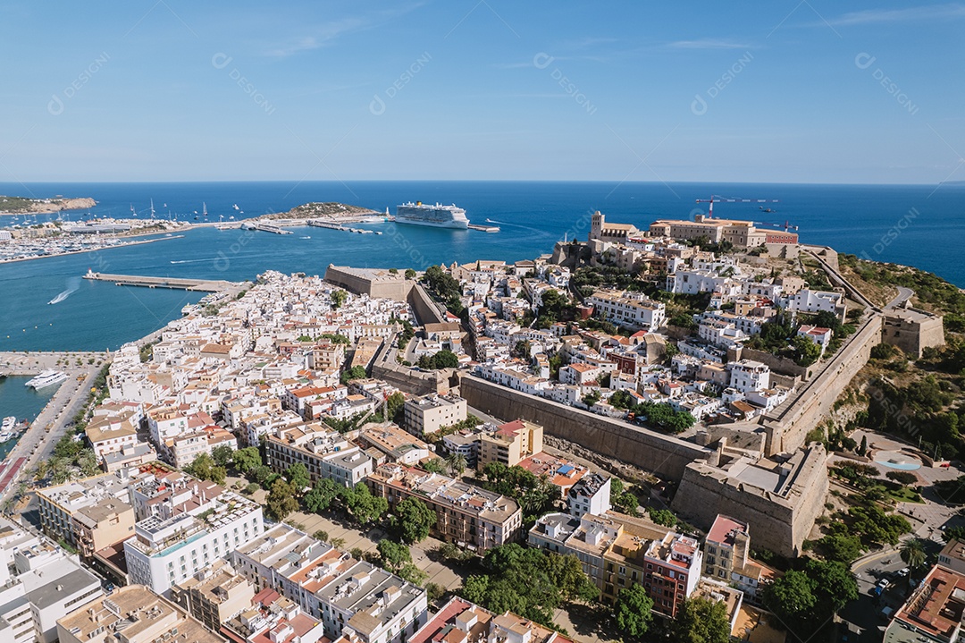 Vista aérea de Ibiza, Ilhas Baleares, Espanha. Porto, beira-mar e cidade velha.