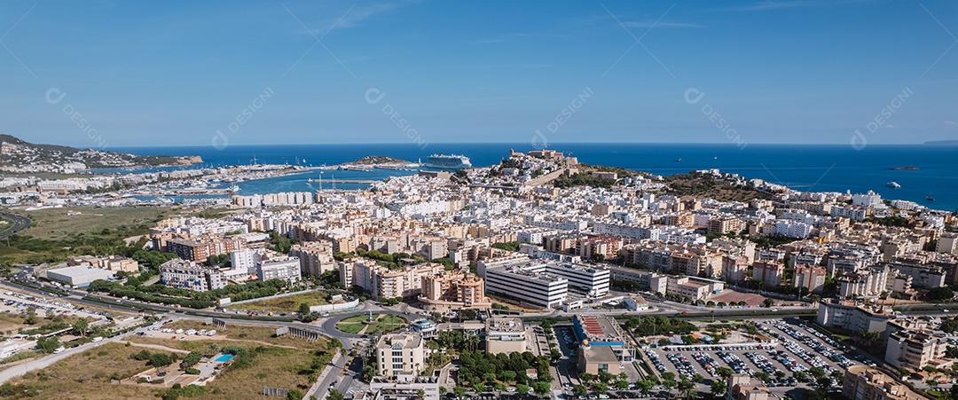 Vista aérea de Ibiza, Ilhas Baleares, Espanha. Porto, beira-mar e cidade velha.
