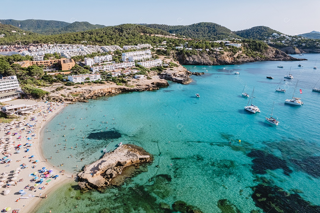 Vista aérea de Calla Tarida, Ibiza, Espanha.