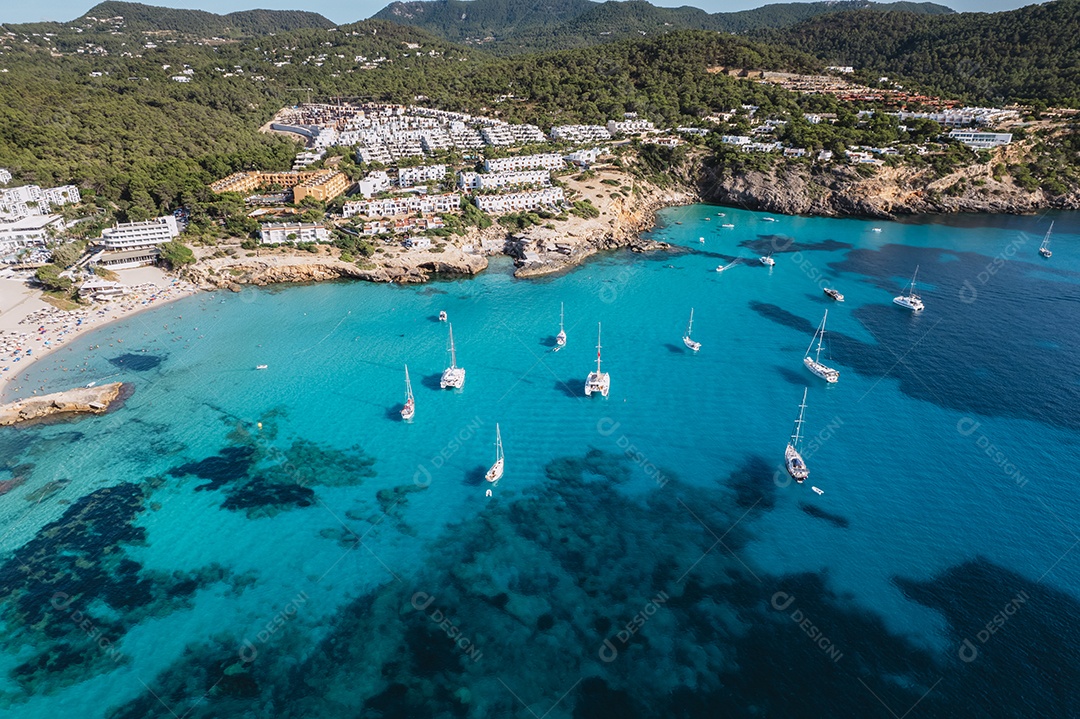 Vista aérea de Calla Tarida, Ibiza, Espanha.