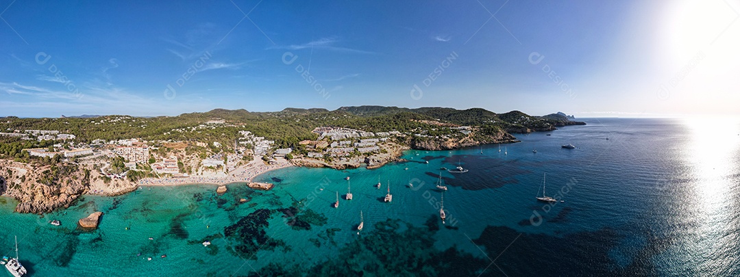 Vista panorâmica aérea de Calla Tarida, Ibiza, Espanha.