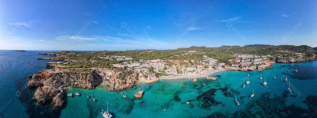 Vista panorâmica aérea de Calla Tarida, Ibiza, Espanha.