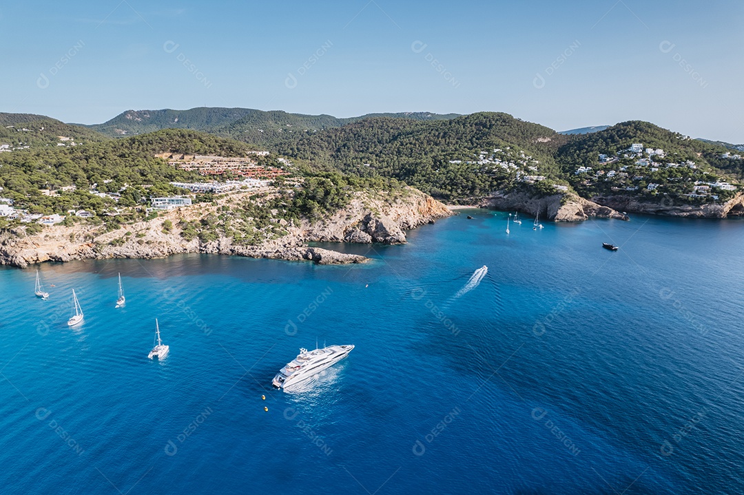 Vista panorâmica aérea de Calla Tarida, Ibiza, Espanha.