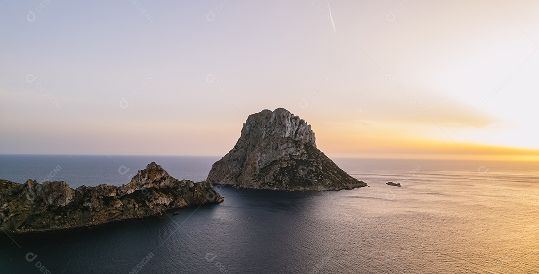 Vista aérea de Espanha Vedra Ibiza durante o pôr do sol. Mostrando oceano e céu claro.