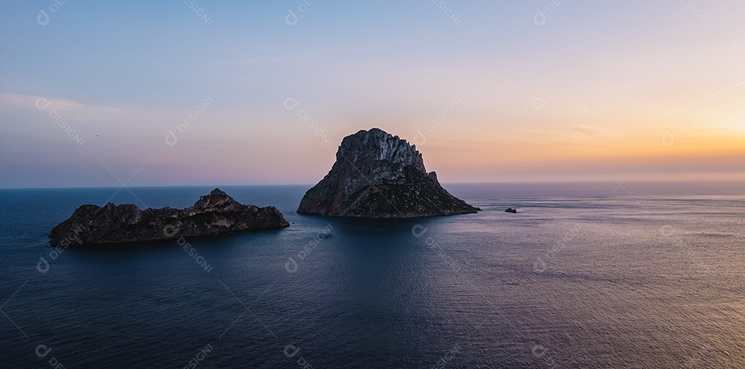 Vista aérea de Espanha Vedra Ibiza durante o pôr do sol. Mostrando oceano e céu claro.