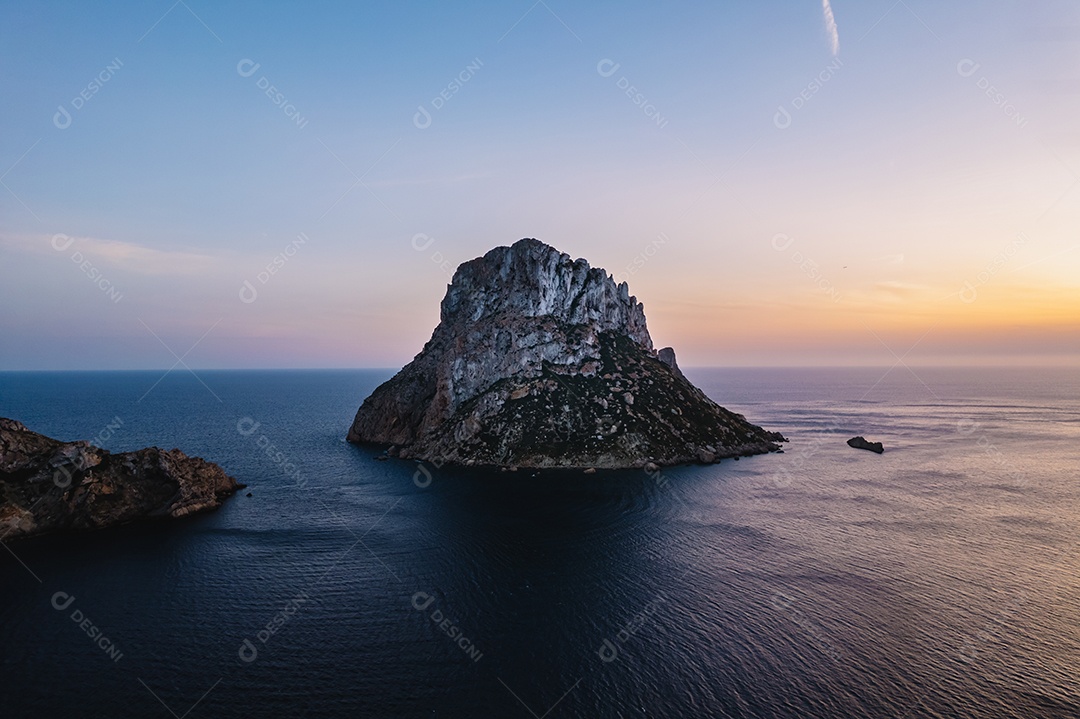 Vista aérea de Espanha Vedra Ibiza durante o pôr do sol. Mostrando oceano e céu claro.