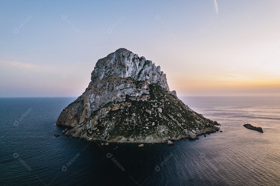Vista aérea de Espanha Vedra Ibiza durante o pôr do sol. Mostrando oceano e céu claro.