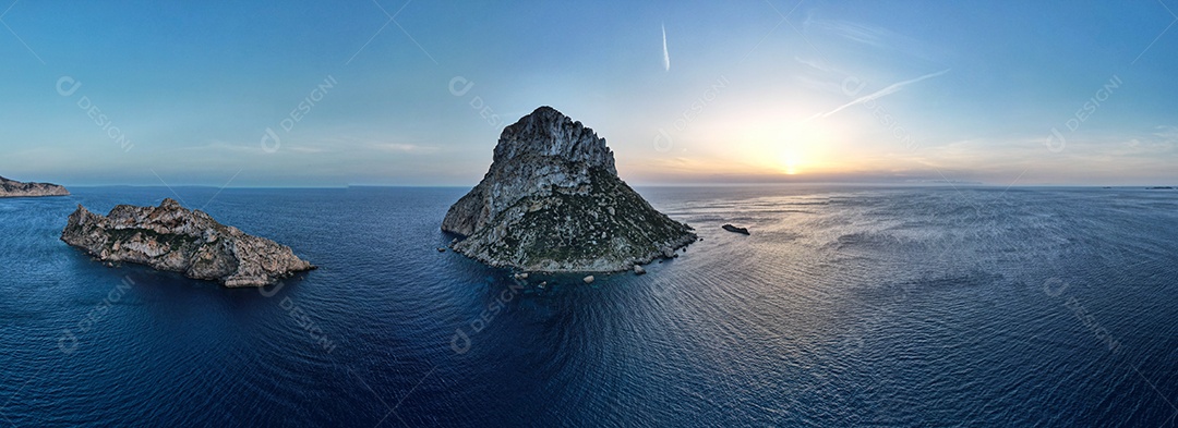 Vista aérea de Espanha Vedra Ibiza durante o pôr do sol. Mostrando oceano e céu claro.