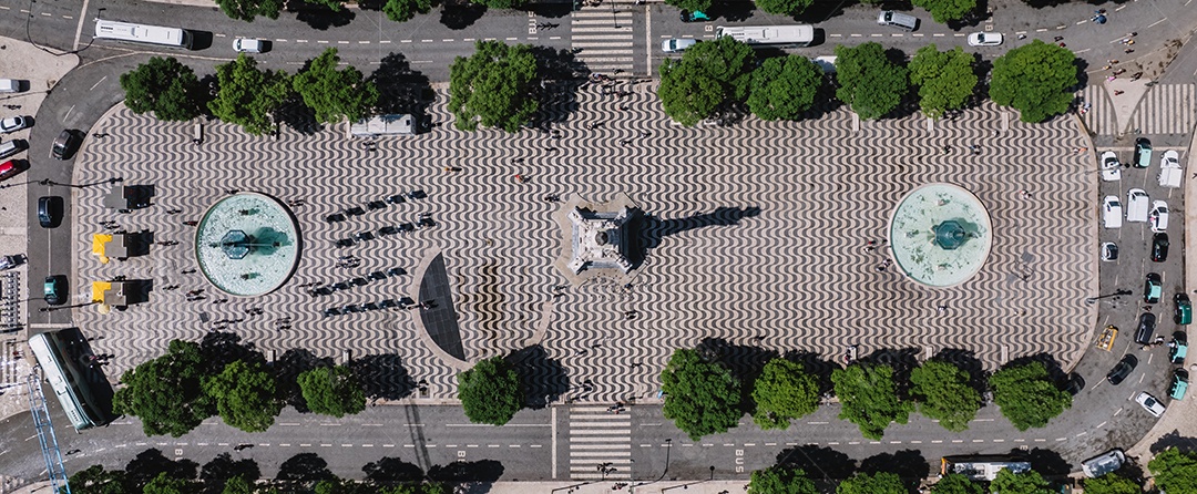 Vista aérea de cima sobre a Praça Rei Pedro IV, Lisboa, Portugal.