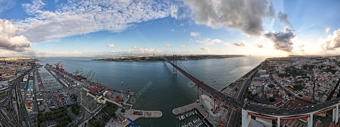 Vista aérea da ponte 25 de Abril sobre o rio Tejo ao pôr do sol em Lisboa, Portugal.
