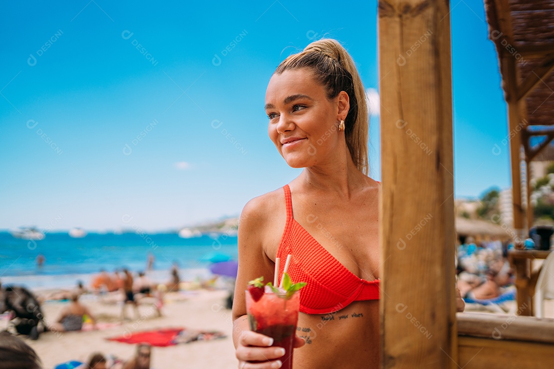Jovem europeia de biquíni na praia no verão. Retrato