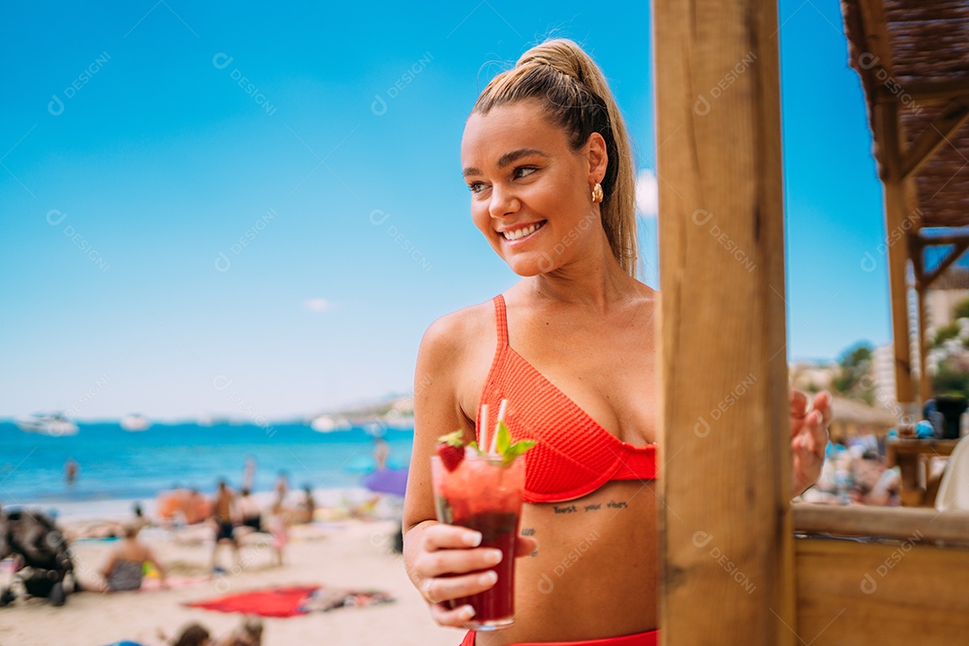 Jovem europeia de biquíni na praia no verão. Retrato