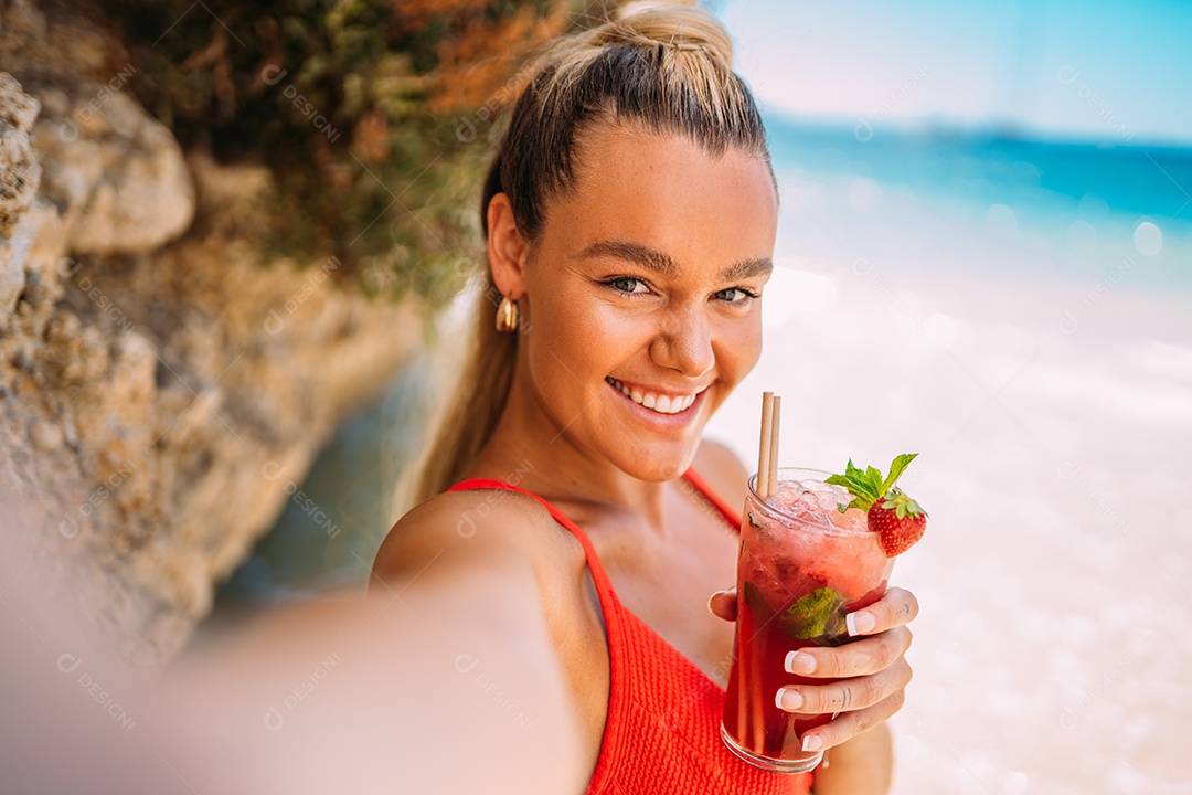 Jovem europeia de biquíni na praia no verão. Retrato