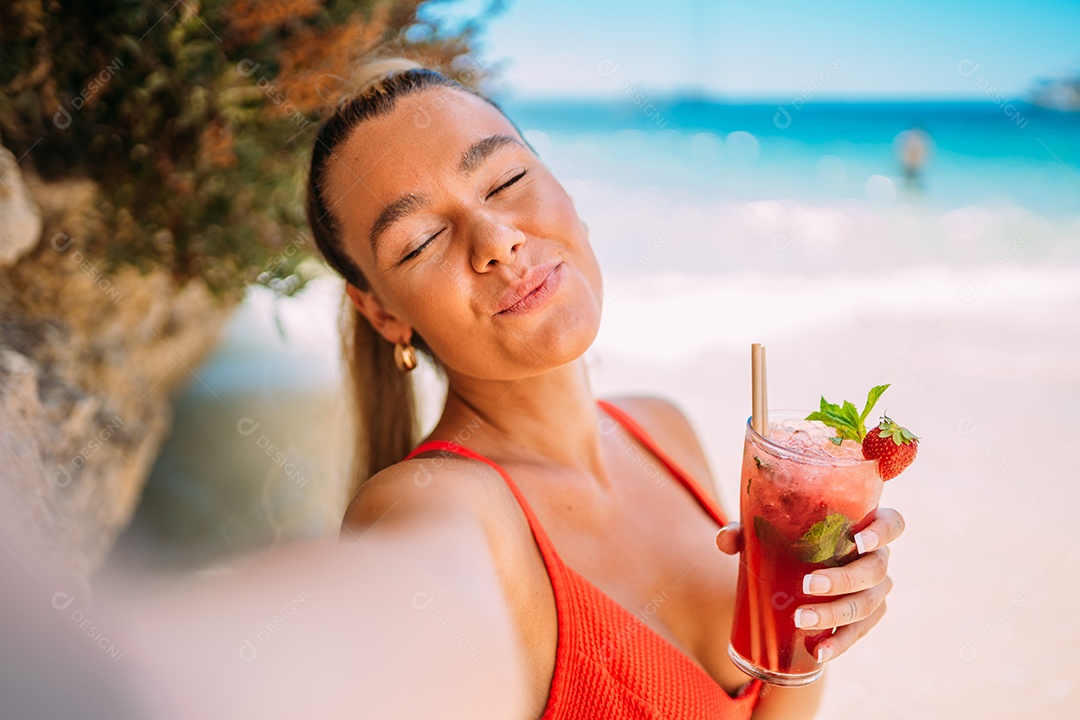 Jovem europeia de biquíni na praia no verão. Retrato