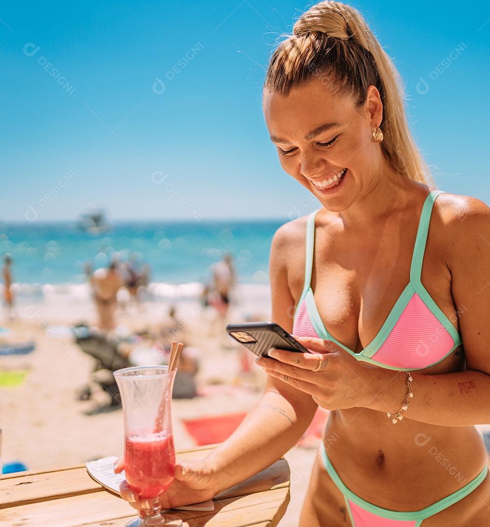 Jovem europeia de biquíni na praia no verão. Retrato
