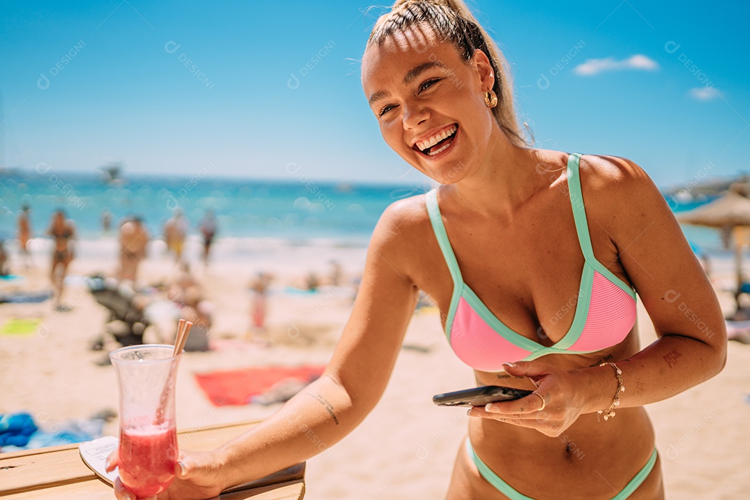 Jovem europeia de biquíni na praia no verão. Retrato