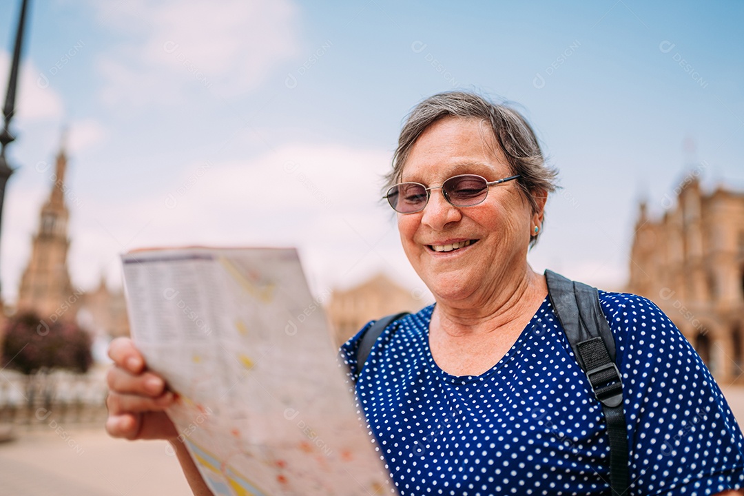 Mulher idosa no mapa para decidir o que visitar na cidade